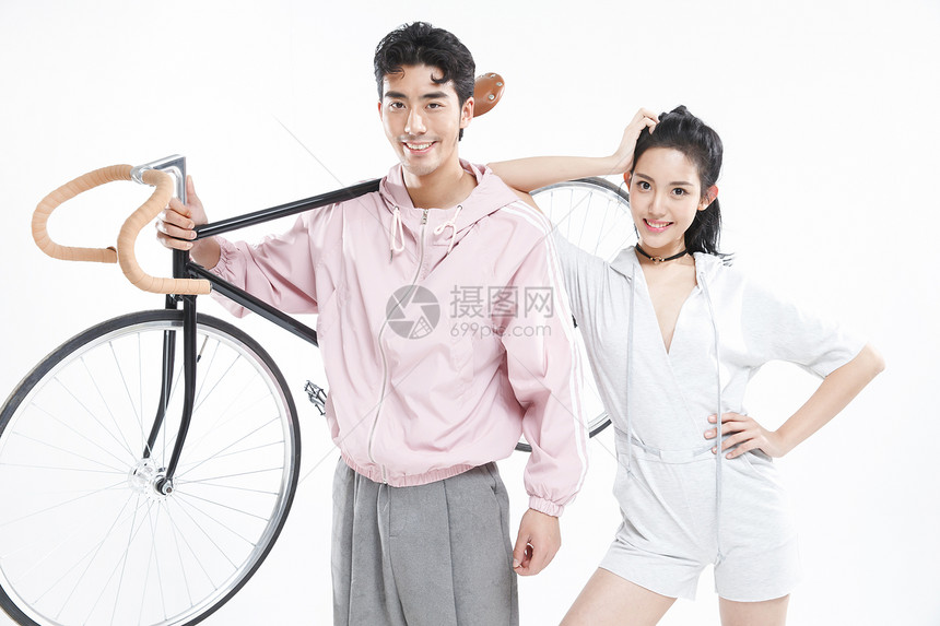 女人侧面视角活力青年情侣骑自行车图片