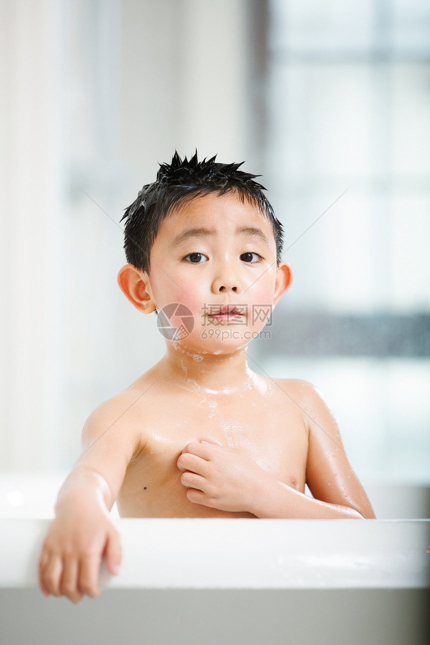 学龄前儿童健康童年小男孩在洗澡图片