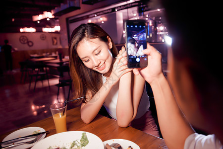 餐饮活力亚洲青年情侣吃晚餐图片