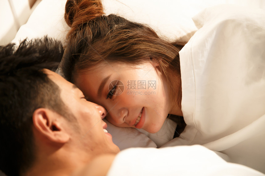 成年人坠入爱河青年女人青年情侣在床上图片