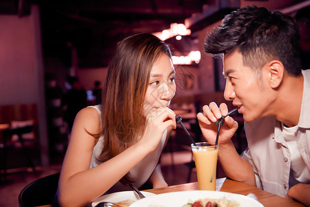 成年人半身像相伴青年情侣吃晚餐图片