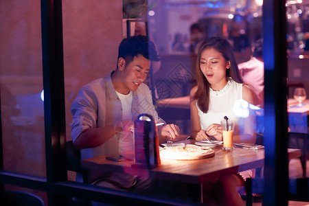 两个人户内青年情侣吃晚餐图片