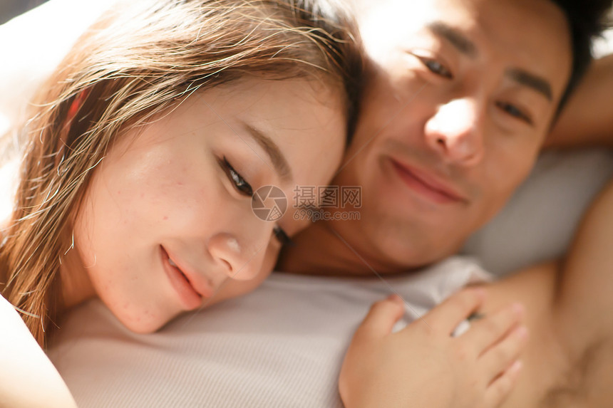 女朋友愉悦亚洲青年情侣在床上图片