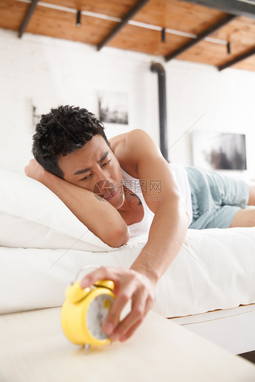 休闲活动熬夜亚洲青年男人在卧室睡觉图片