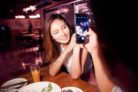 休闲成年人餐厅青年情侣吃晚餐图片