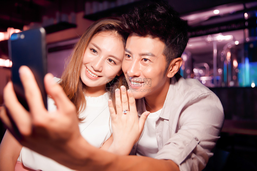 欢乐亚洲快乐青年情侣的夜生活图片