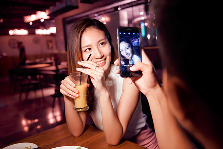 坠入爱河少女健康成年人幸福青年情侣吃晚餐背景