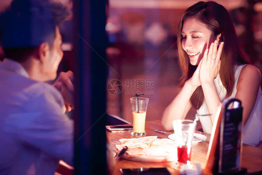 乐趣女人放松青年情侣吃晚餐图片