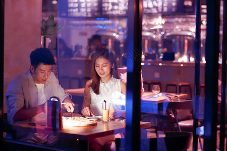 彩色图片餐馆反射青年情侣吃晚餐图片