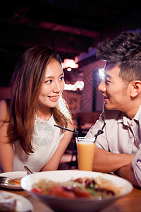 放松浪漫食品饮料青年情侣吃晚餐图片
