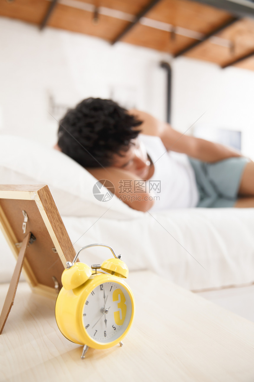 放松东亚新生活青年男人在卧室睡觉图片