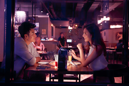 餐饮水平构图餐馆青年情侣吃晚餐图片