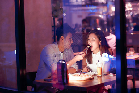 闪亮的庆祝饮食青年情侣吃晚餐图片