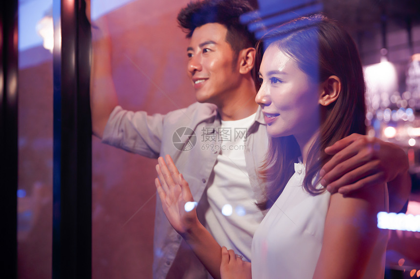 亚洲人东方人约会青年情侣的夜生活图片