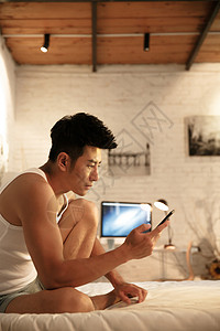帅哥男简单青年男人在卧室玩手机图片素材