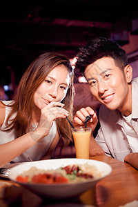 北京果汁偏好青年情侣吃晚餐图片