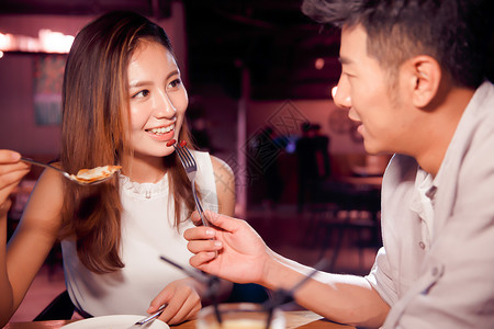 享乐餐厅周末活动青年情侣吃晚餐图片