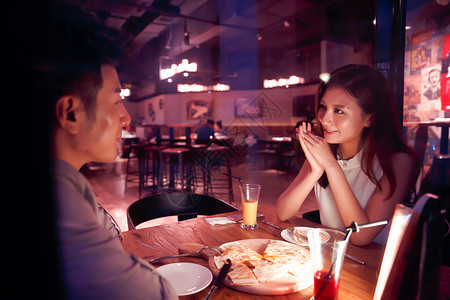 关爱城市闪亮的青年情侣吃晚餐图片