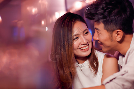 满意亚洲人25岁到29岁青年情侣的夜生活图片