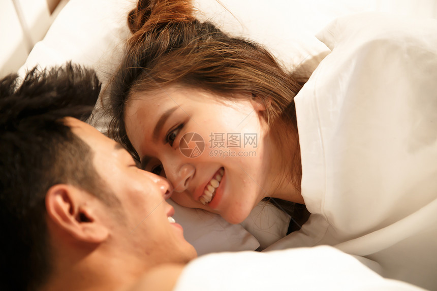 高雅丈夫户内青年情侣在床上图片