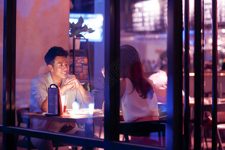 20多岁东方人度假青年情侣吃晚餐图片