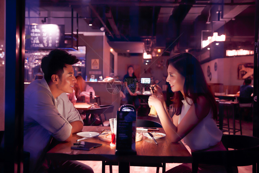 快乐彩色图片男人青年情侣吃晚餐图片