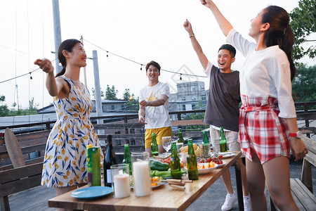 院子聚会一起聚餐烧烤的年轻男女背景