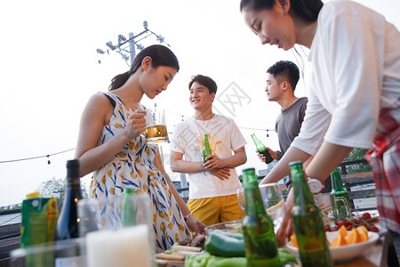 一起外出聚餐的年轻男女高清图片