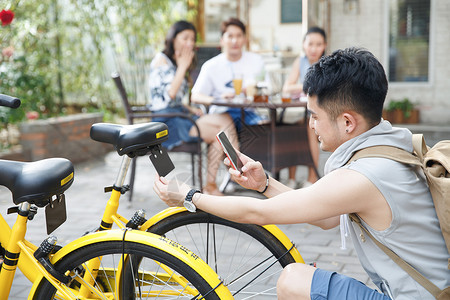 共享旅游青年人扫描共享单车背景