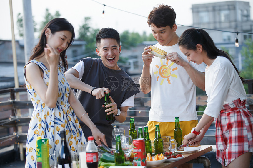 一起外出聚餐的年轻男女图片