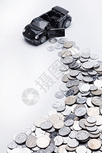 货币堆叠硬币和汽车模型图片