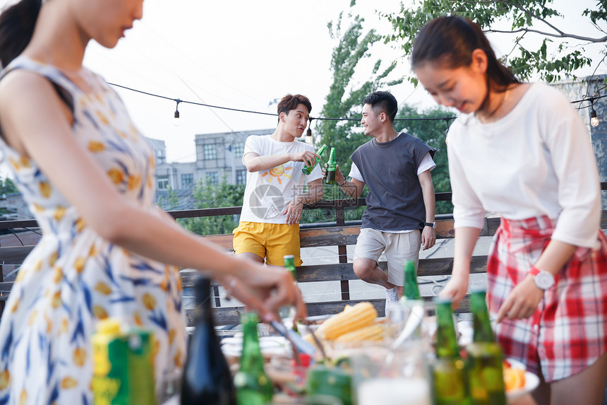 一起外出聚餐的年轻男女图片