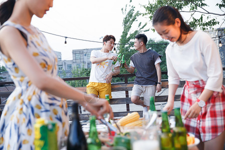 院子聚会一起外出聚餐的年轻男女背景