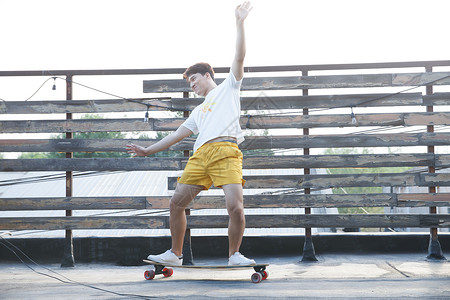 休闲活动兴奋青年人青年男人玩滑板图片