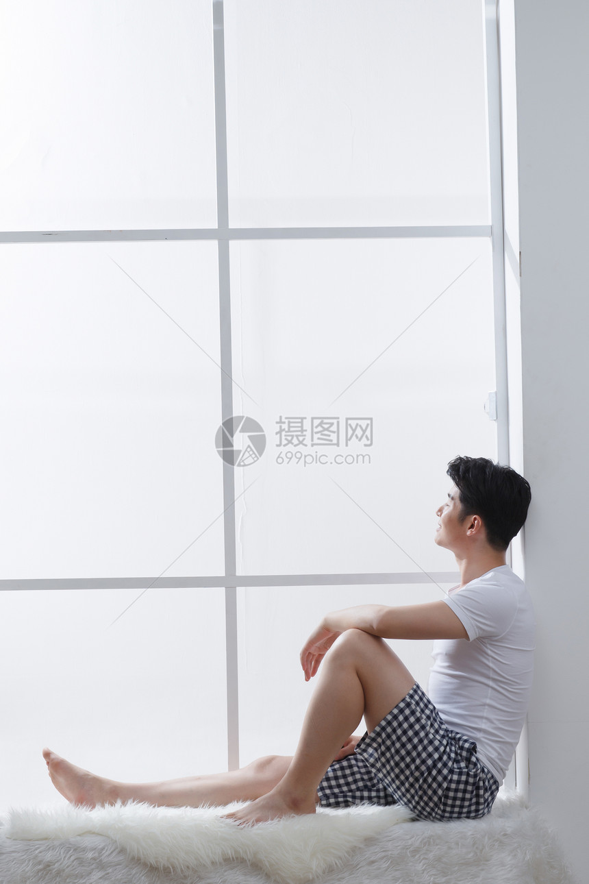 白昼20多岁仅成年人青年男人坐在窗户旁边图片