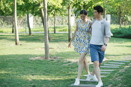 花男朋友20到24岁浪漫情侣在公园散步图片