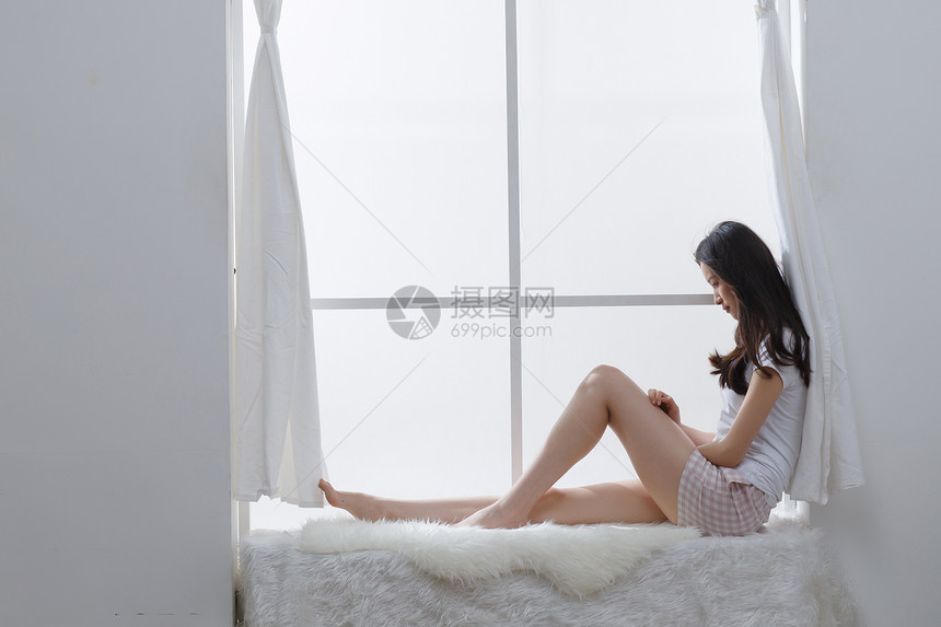 享乐仅成年人亚洲人青年女人坐在窗户旁边图片