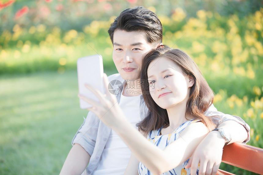 自拍亚洲水平构图青年情侣用手机照相图片