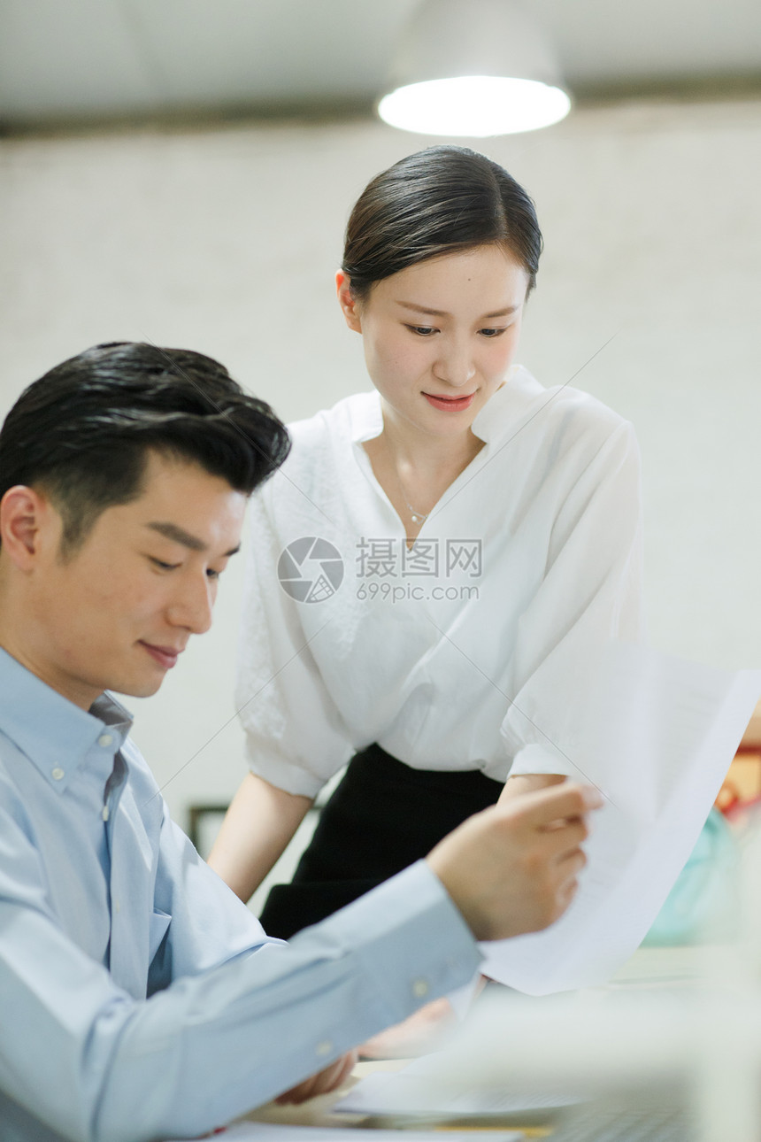 自信亚洲人商务青年人在办公室图片
