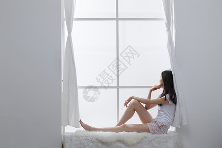 人不看镜头居室青年女人坐在窗户旁边独处高清图片素材