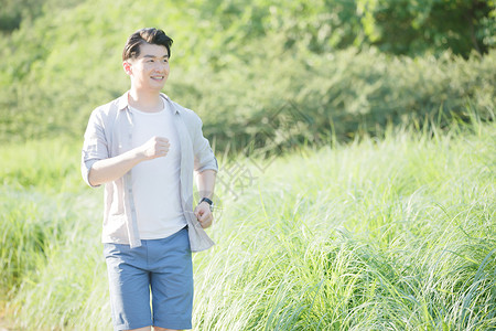 蓝色小短裤草地郊游树林青年男人跑步锻炼身体背景