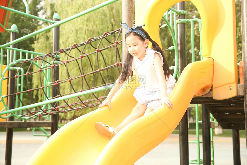 童年健康生活方式幸福小女孩在户外玩滑梯图片