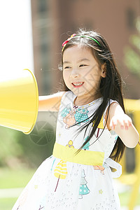 幸福白昼摄影小女孩在户外玩耍高清图片