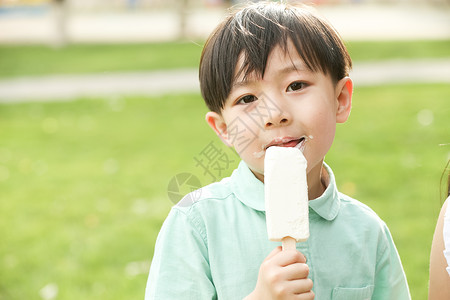 吃冰淇淋儿童快乐小男孩吃冰棍背景