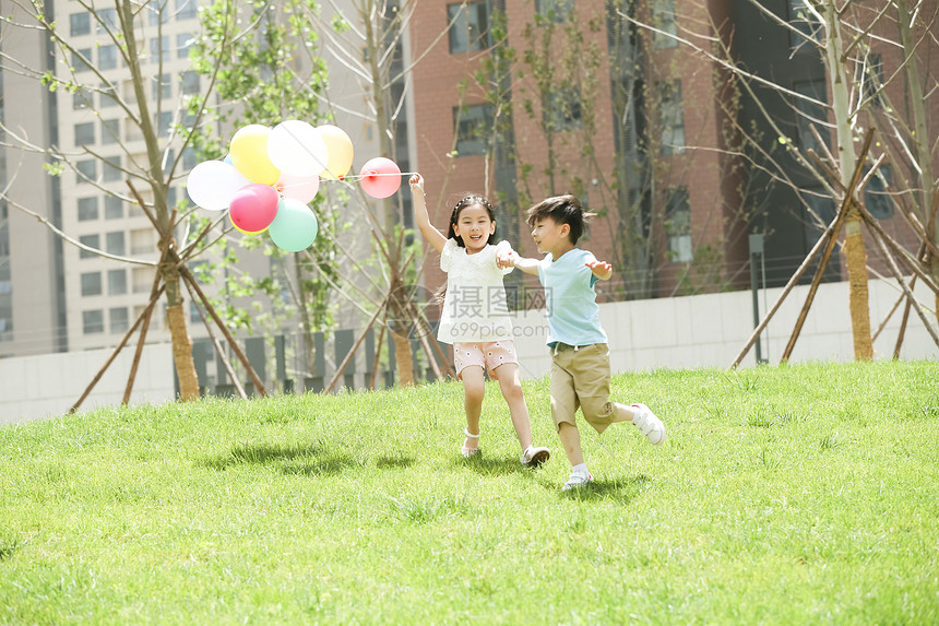 幸福快乐儿童在草地上玩耍图片