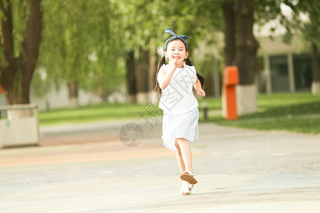 儿童小女孩在户外奔跑玩耍图片