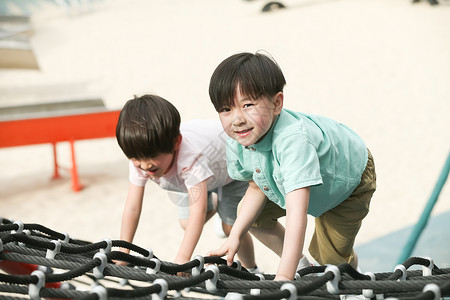 可爱的快乐儿童在户外玩耍攀爬高清图片