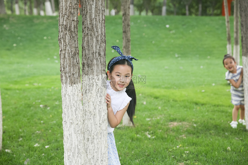 可爱的小女孩在户外玩耍图片