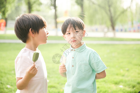 伙伴可爱的彩色图片小男孩吃冰棍发饰高清图片素材