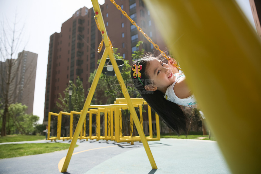 彩色图片高兴半身像小女孩在户外玩耍图片